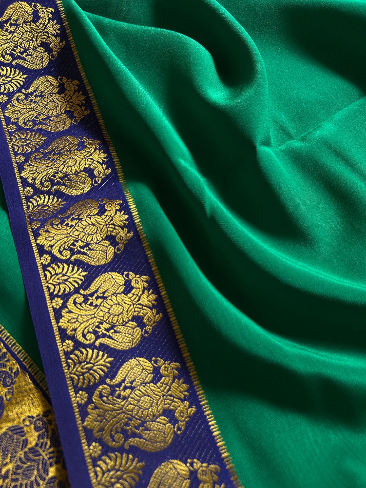 Veera (2D) : Leaf green-navy blue