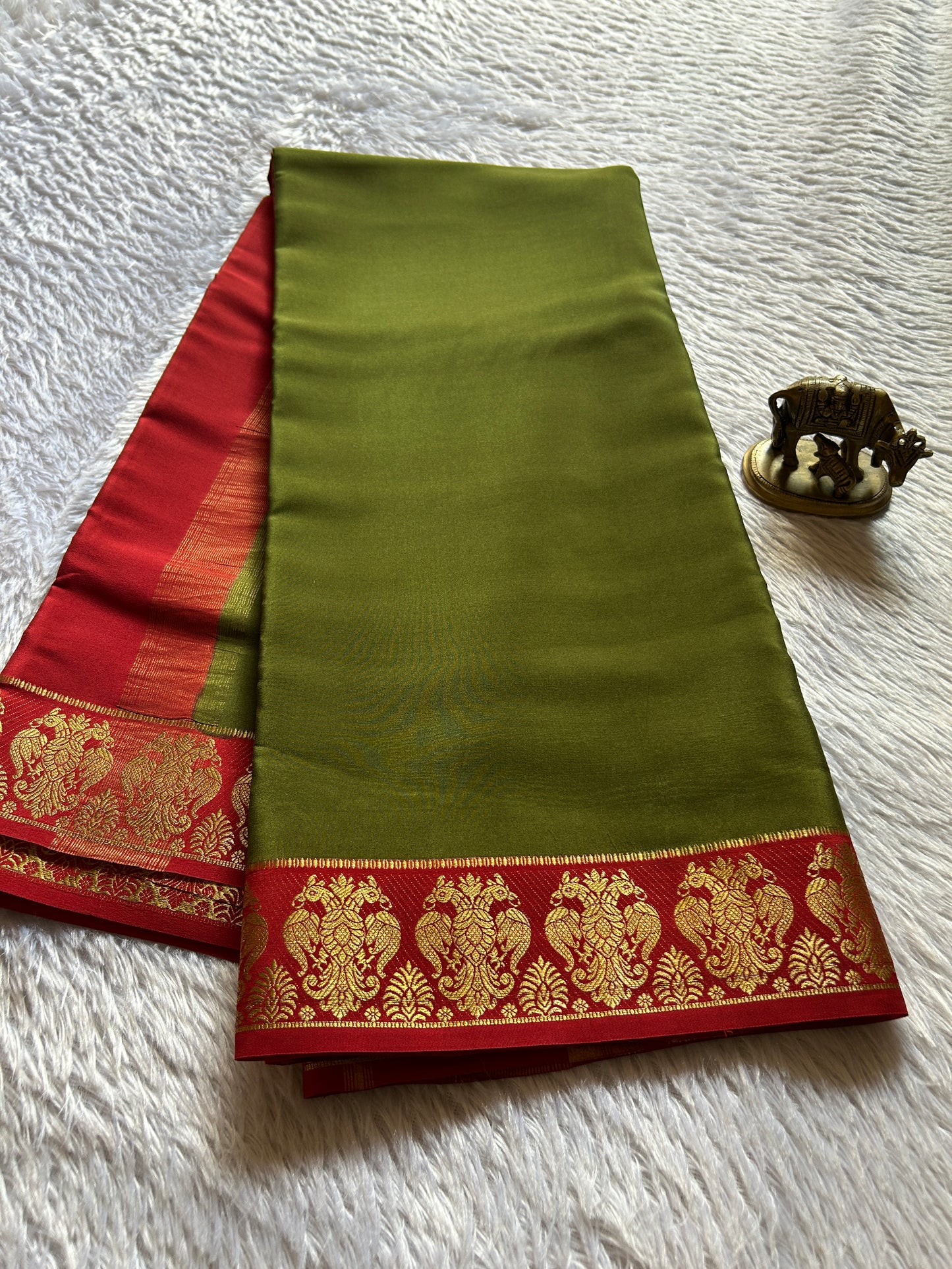 Veera (2D) : Moss green-rust red