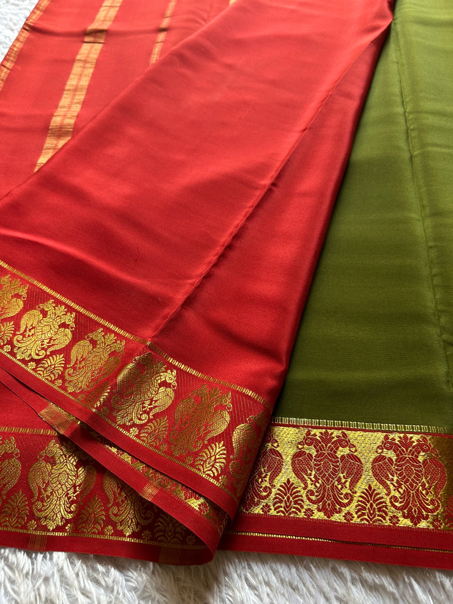 Veera (2D) : Moss green-rust red
