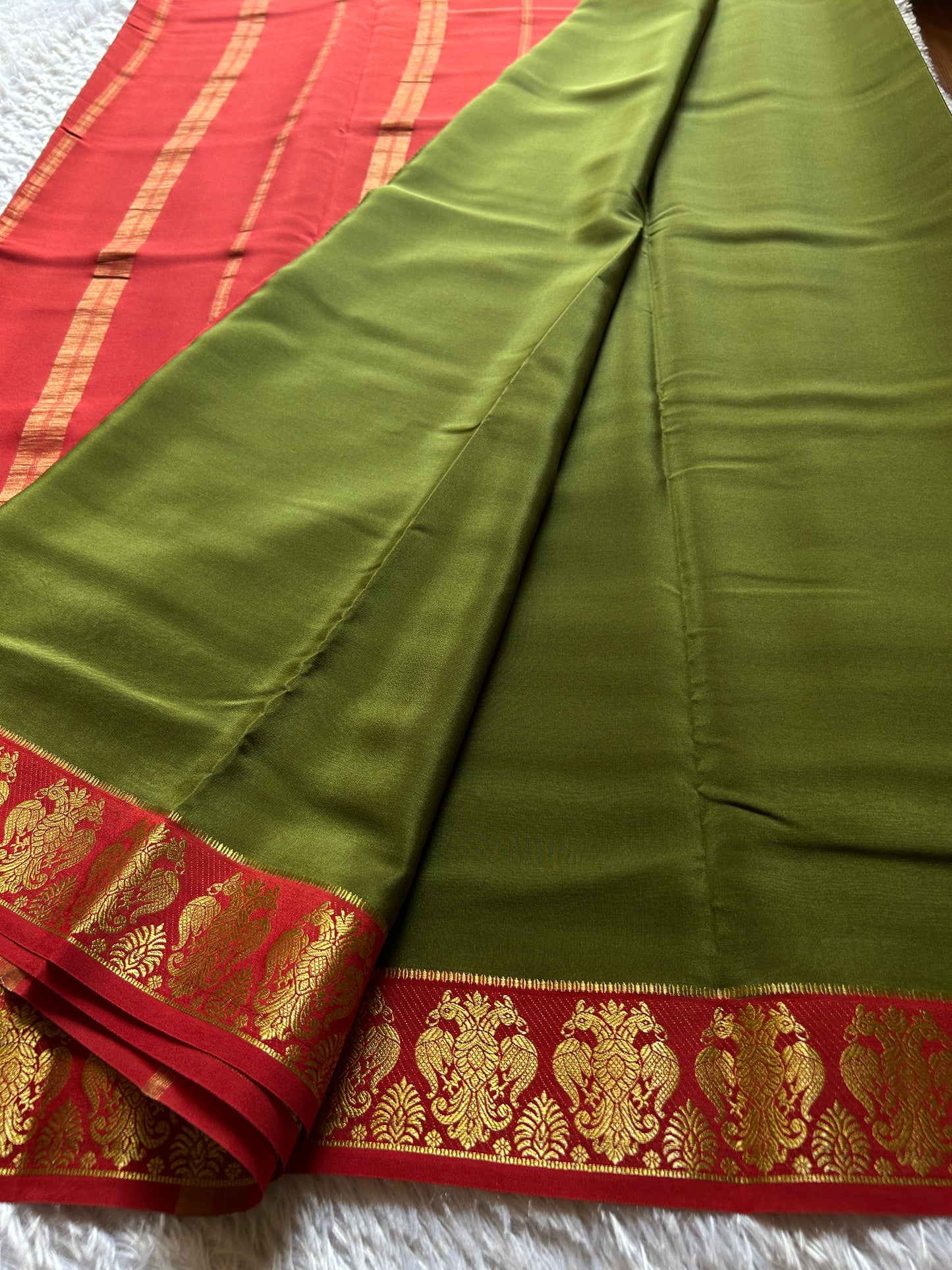 Veera (2D) : Moss green-rust red