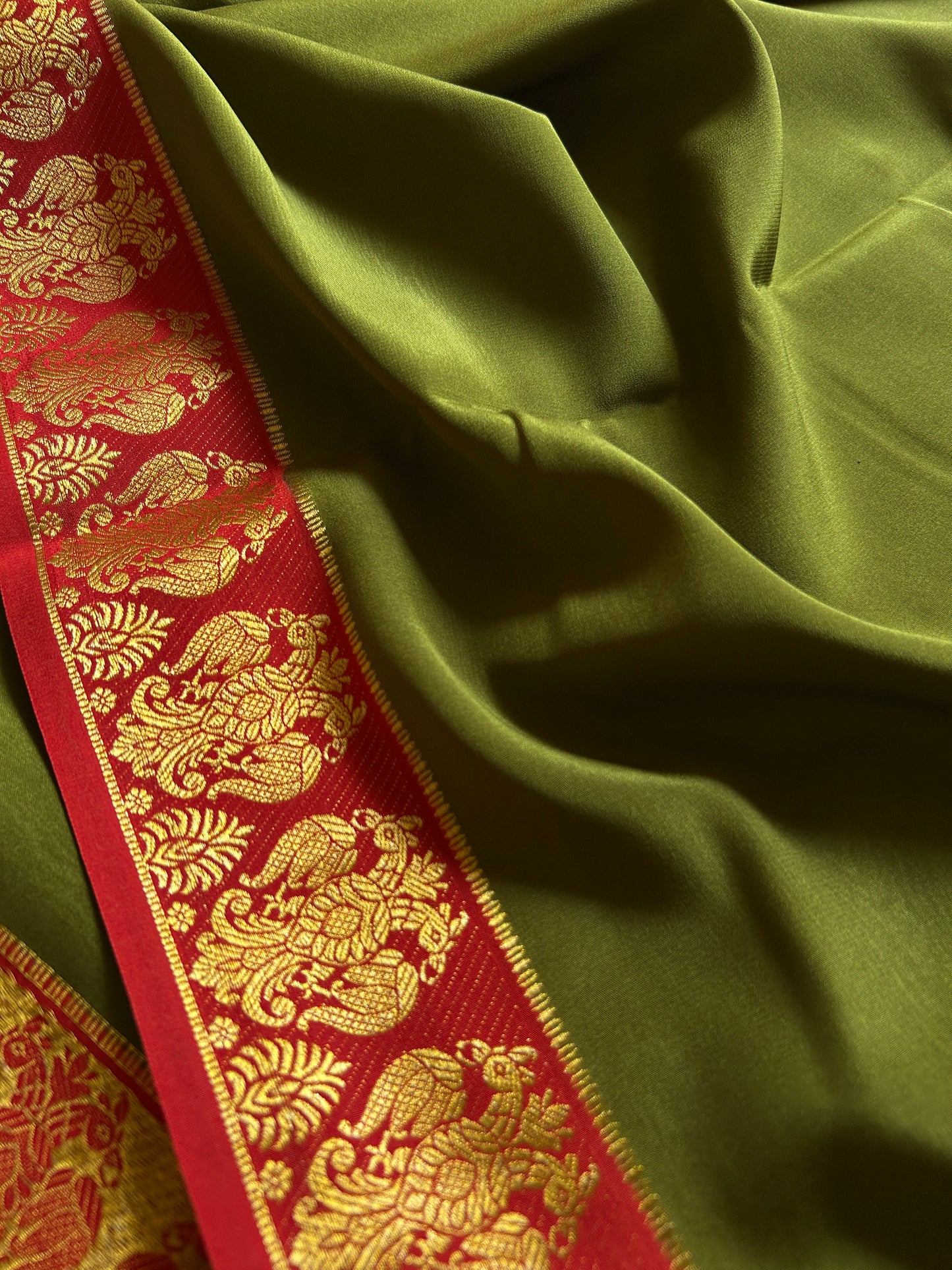Veera (2D) : Moss green-rust red
