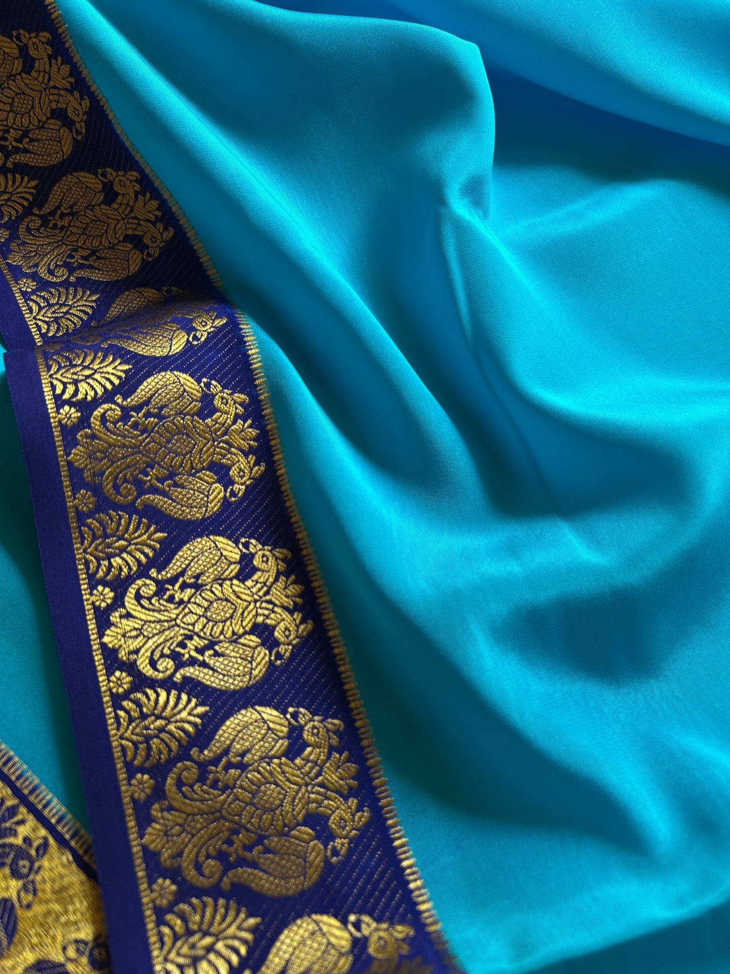 Veera (2D) : Sea blue-dark blue