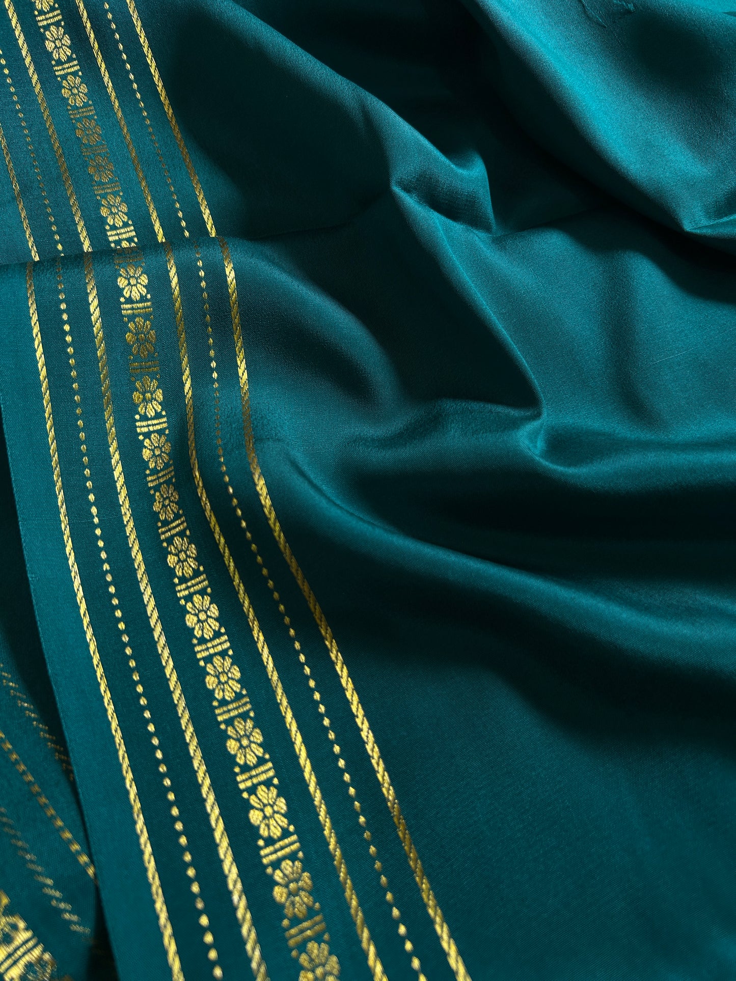 Mallige : Solid Teal blue