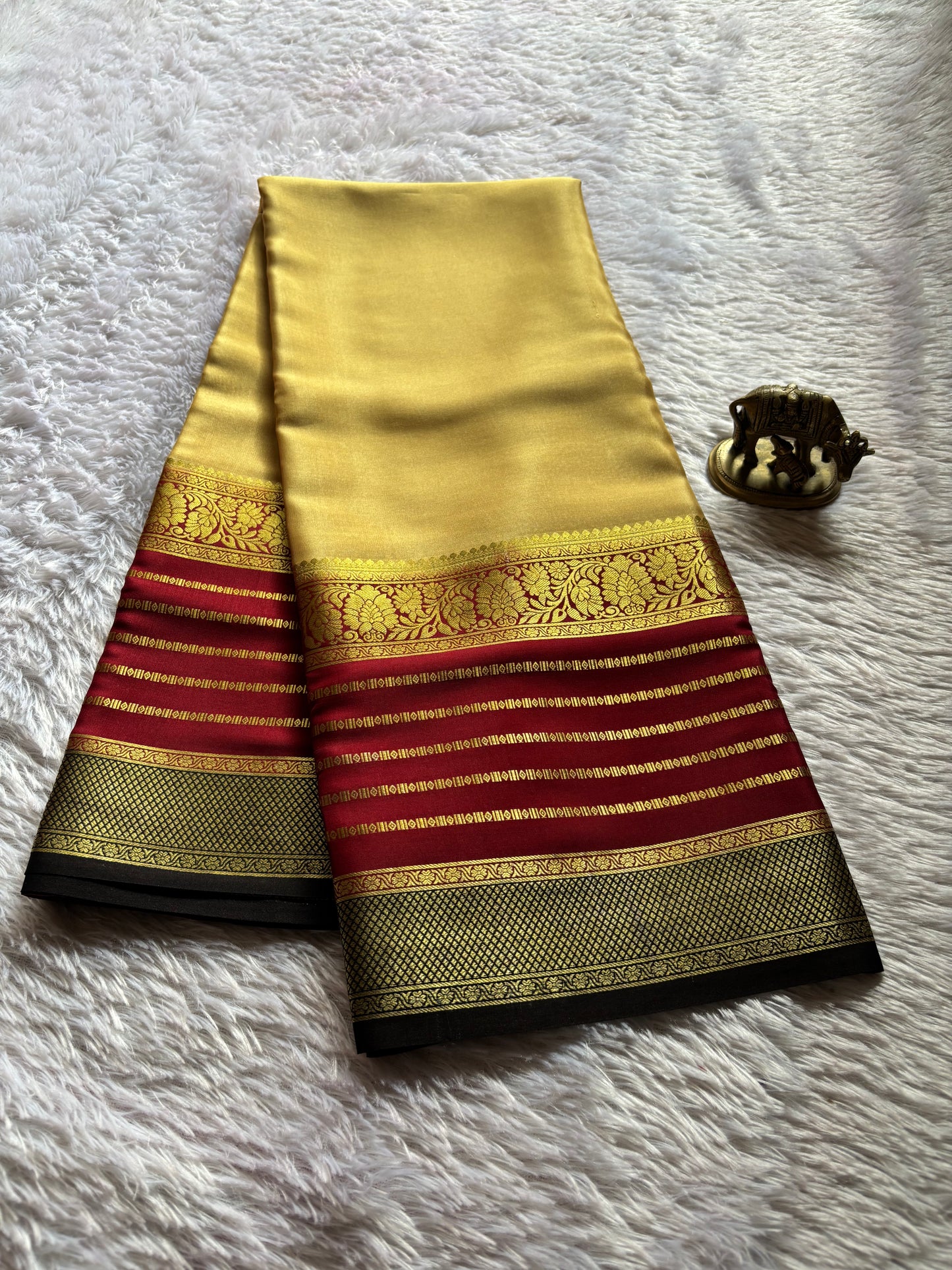 Sindhu (3D) : LIght gold-maroon-black