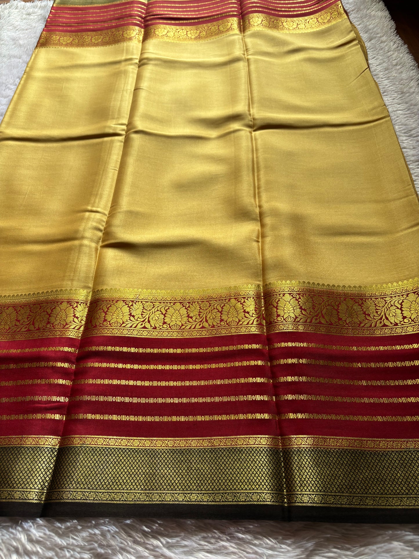 Sindhu (3D) : LIght gold-maroon-black
