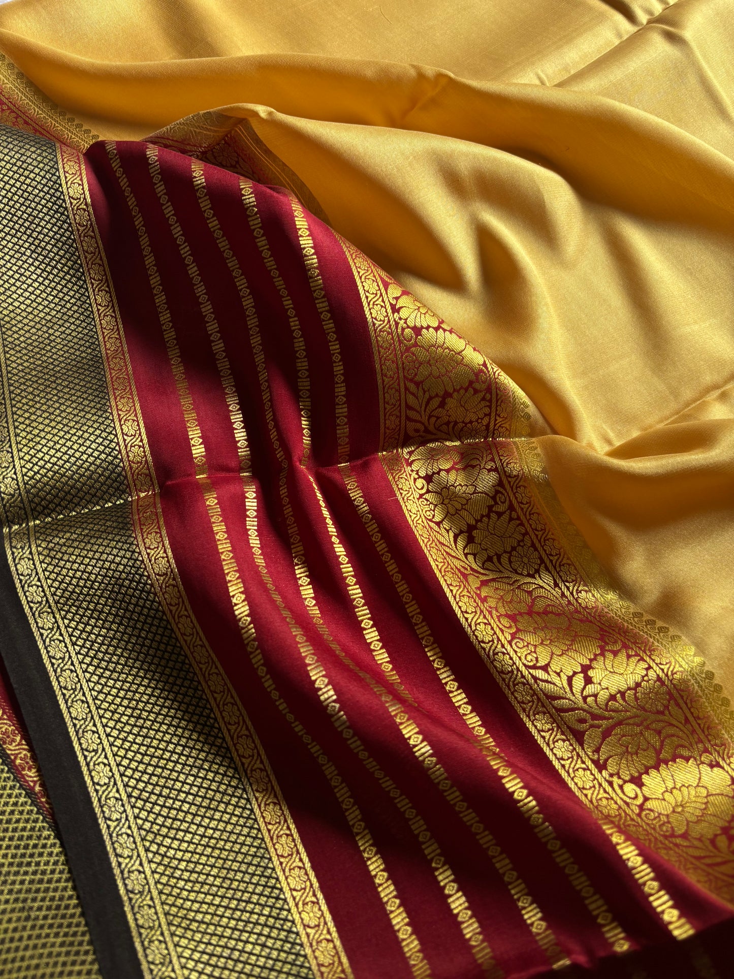 Sindhu (3D) : LIght gold-maroon-black