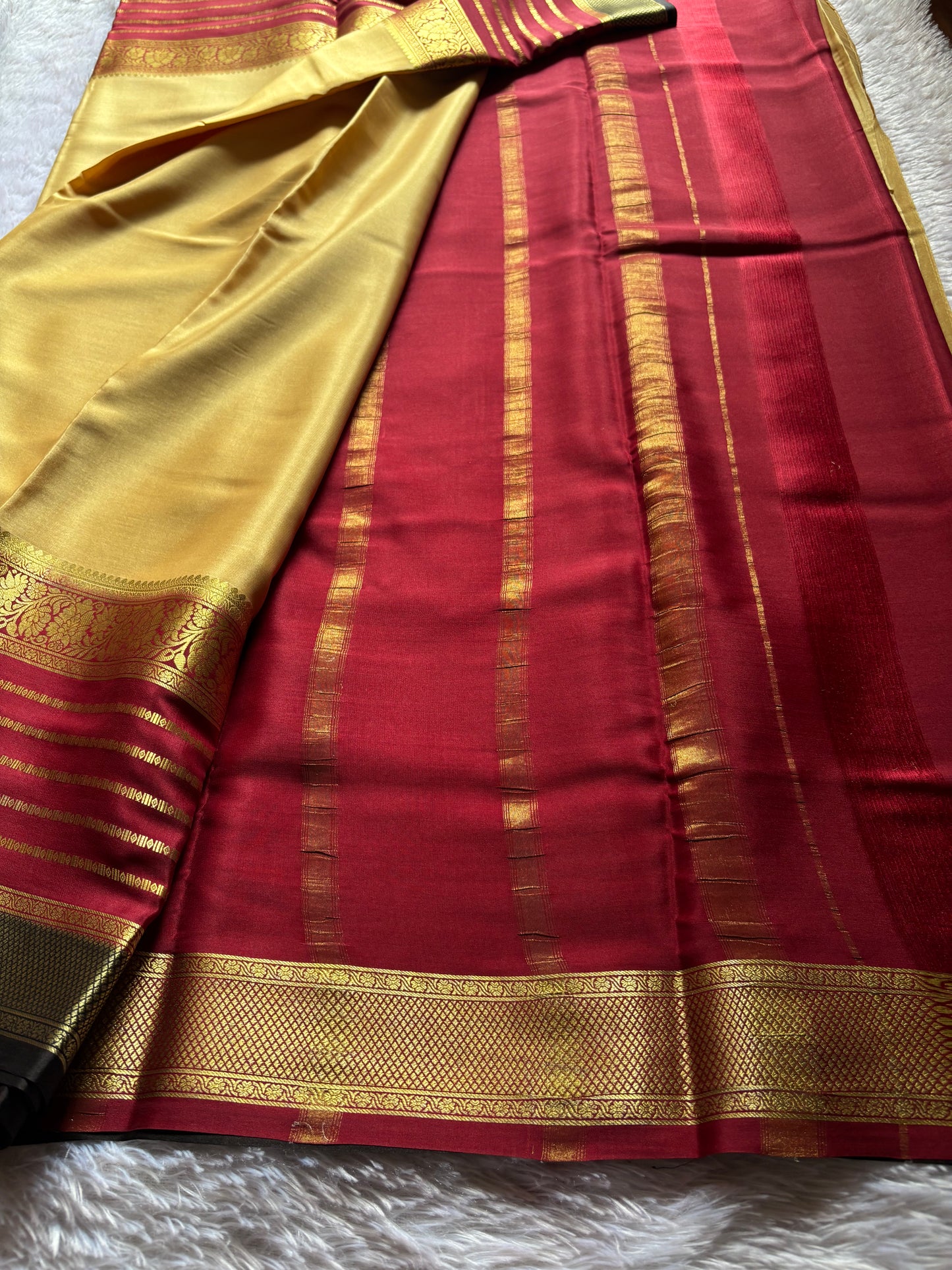 Sindhu (3D) : LIght gold-maroon-black