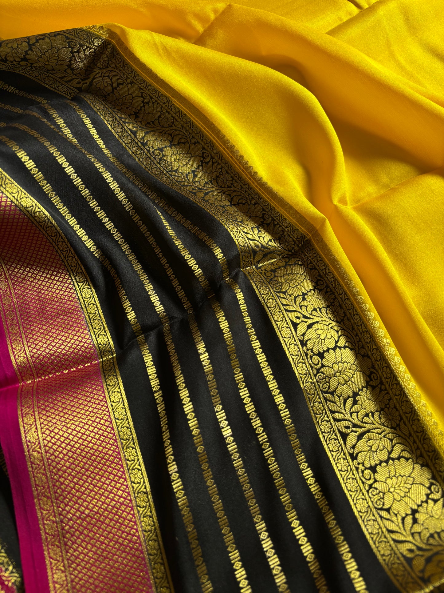 Sindhu (3D) : Yellow-black-rani pink