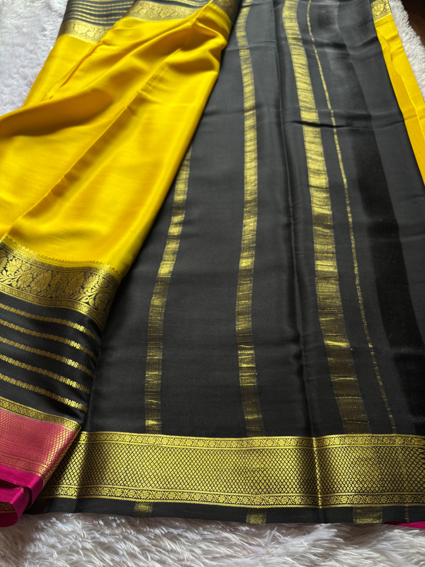 Sindhu (3D) : Yellow-black-rani pink