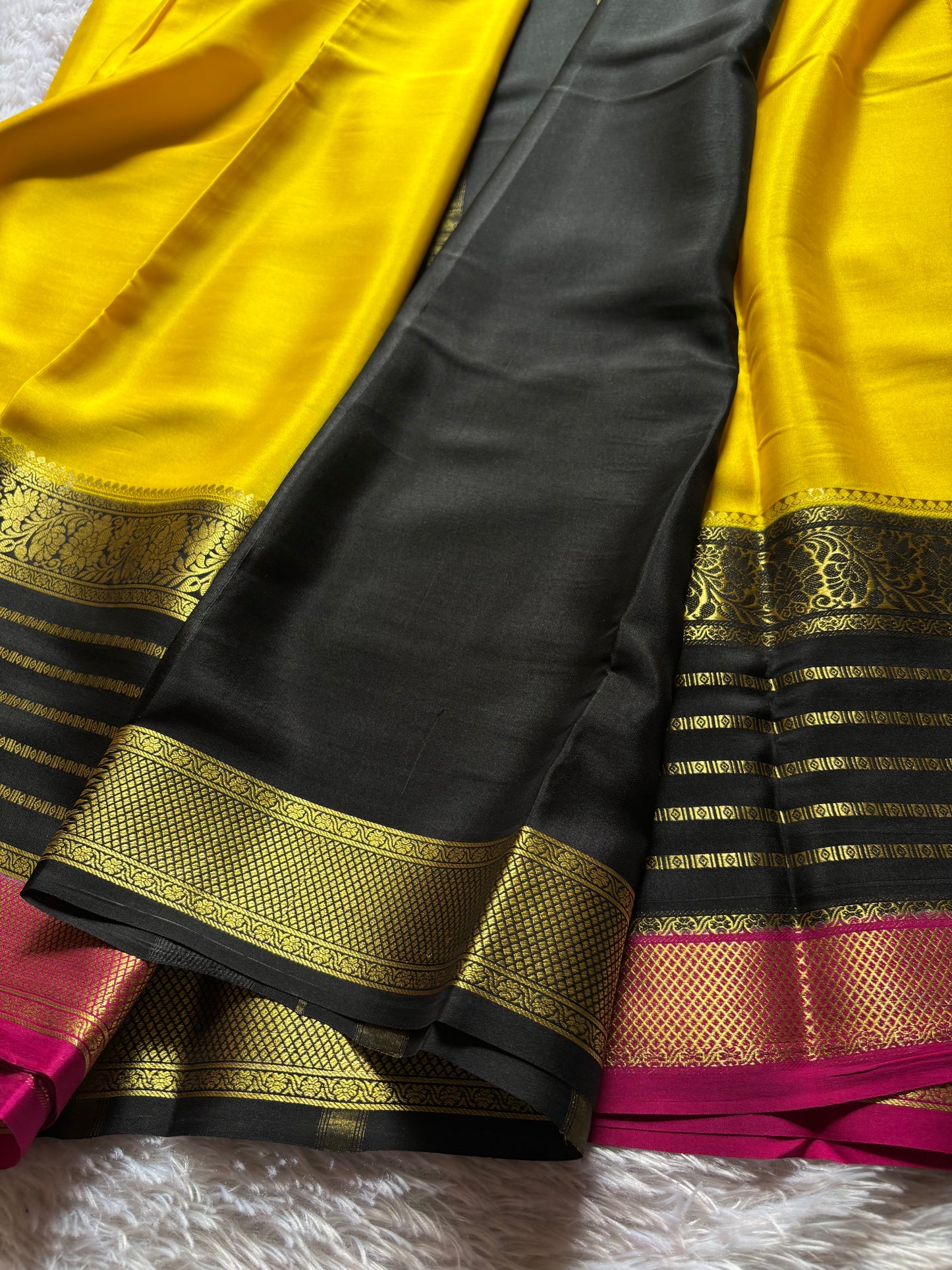 Sindhu (3D) : Yellow-black-rani pink