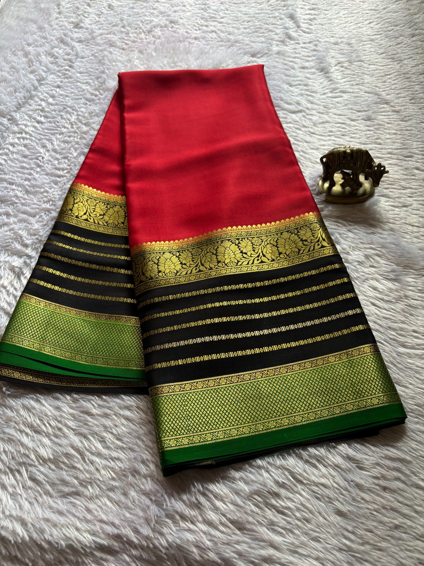 Sindhu (3D) : Red-black-green