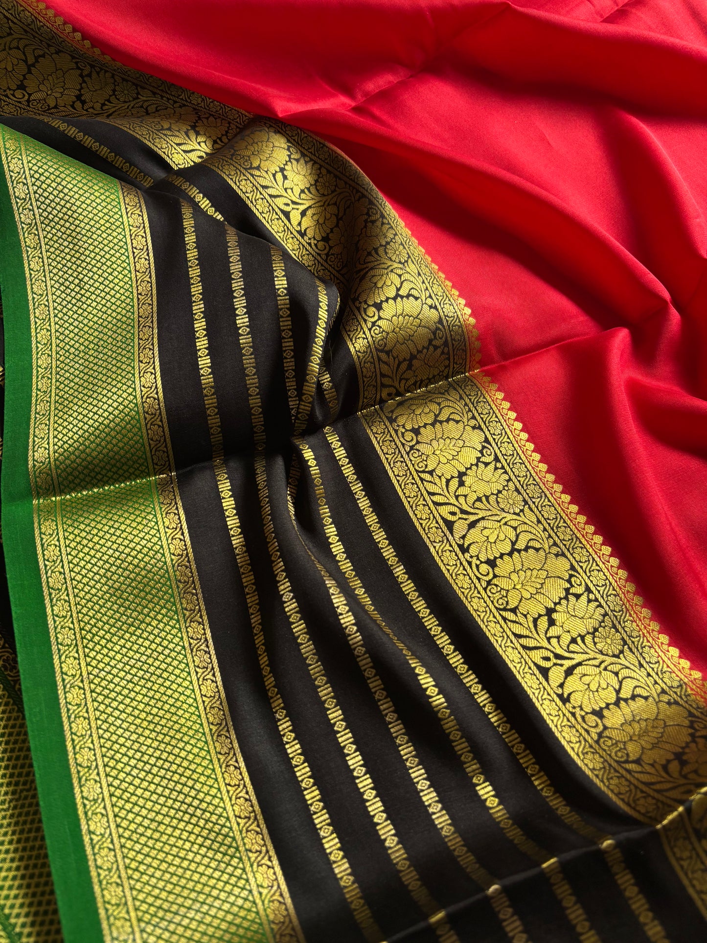Sindhu (3D) : Red-black-green