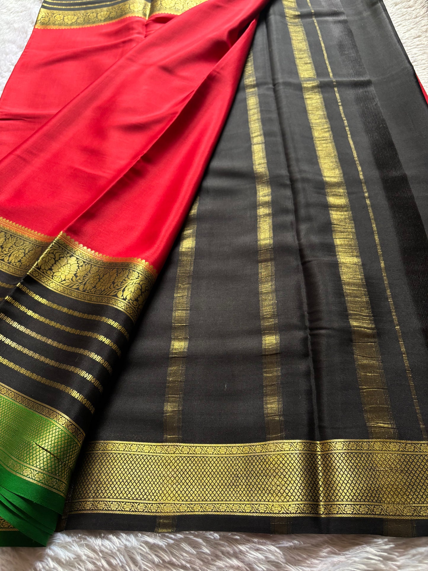 Sindhu (3D) : Red-black-green