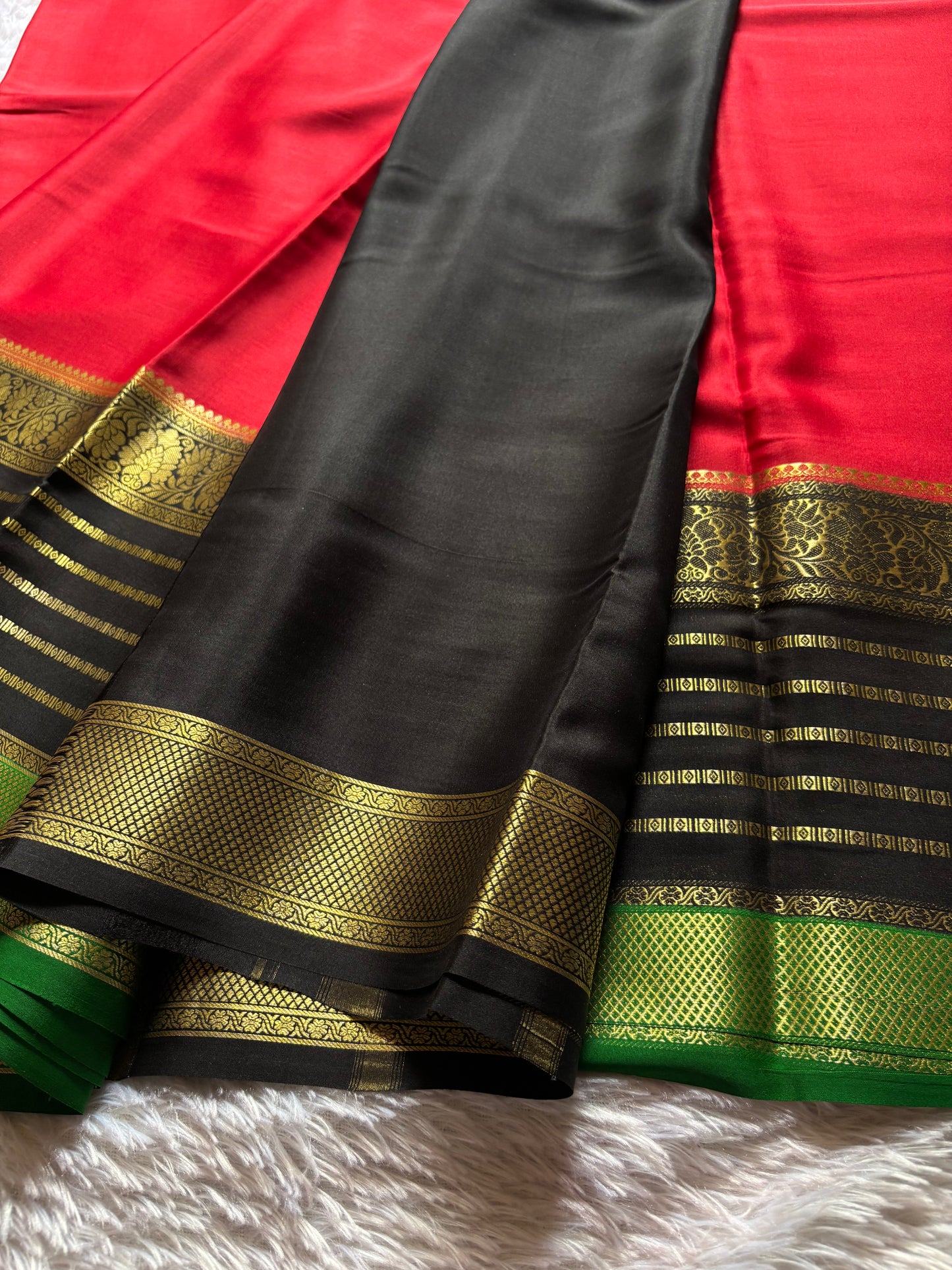 Sindhu (3D) : Red-black-green