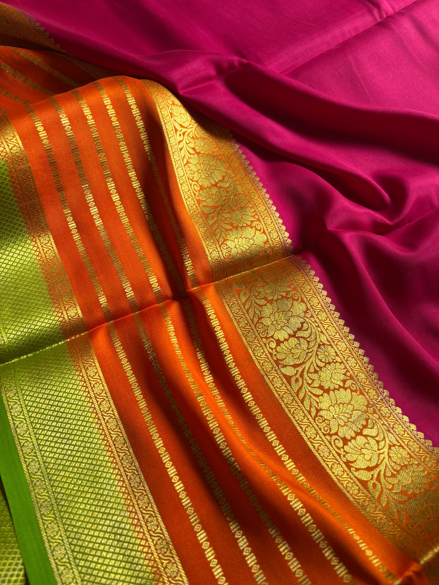 Sindhu (3D) : Dark pink-orange-green