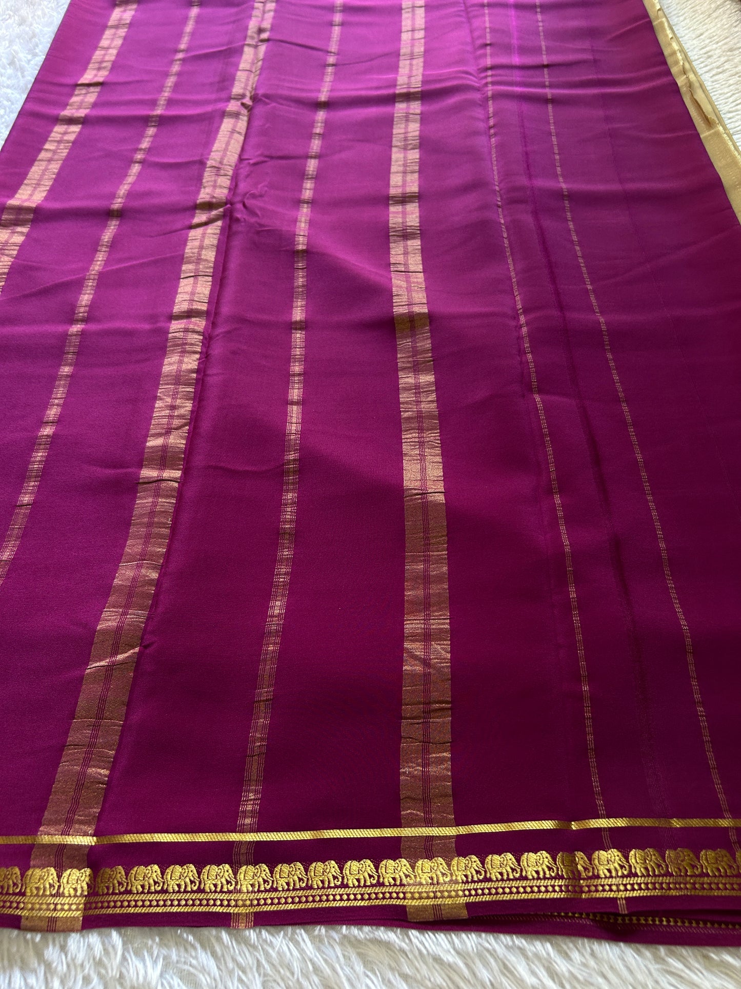 Gamani (2D) : Creamish beige-dark magenta