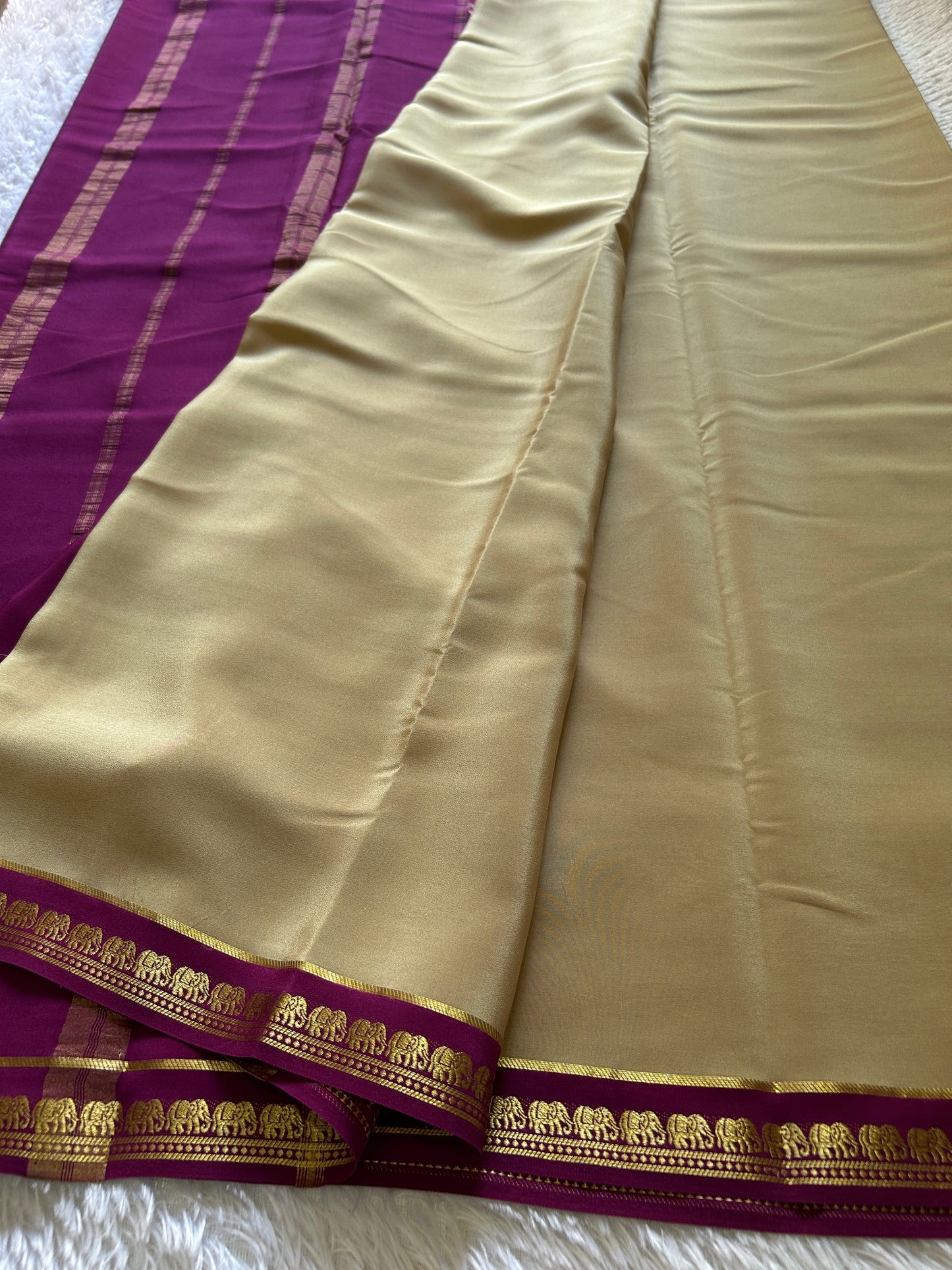 Gamani (2D) : Creamish beige-dark magenta