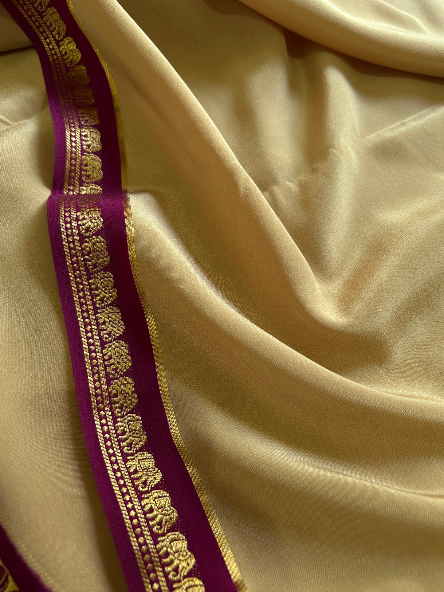 Gamani (2D) : Creamish beige-dark magenta