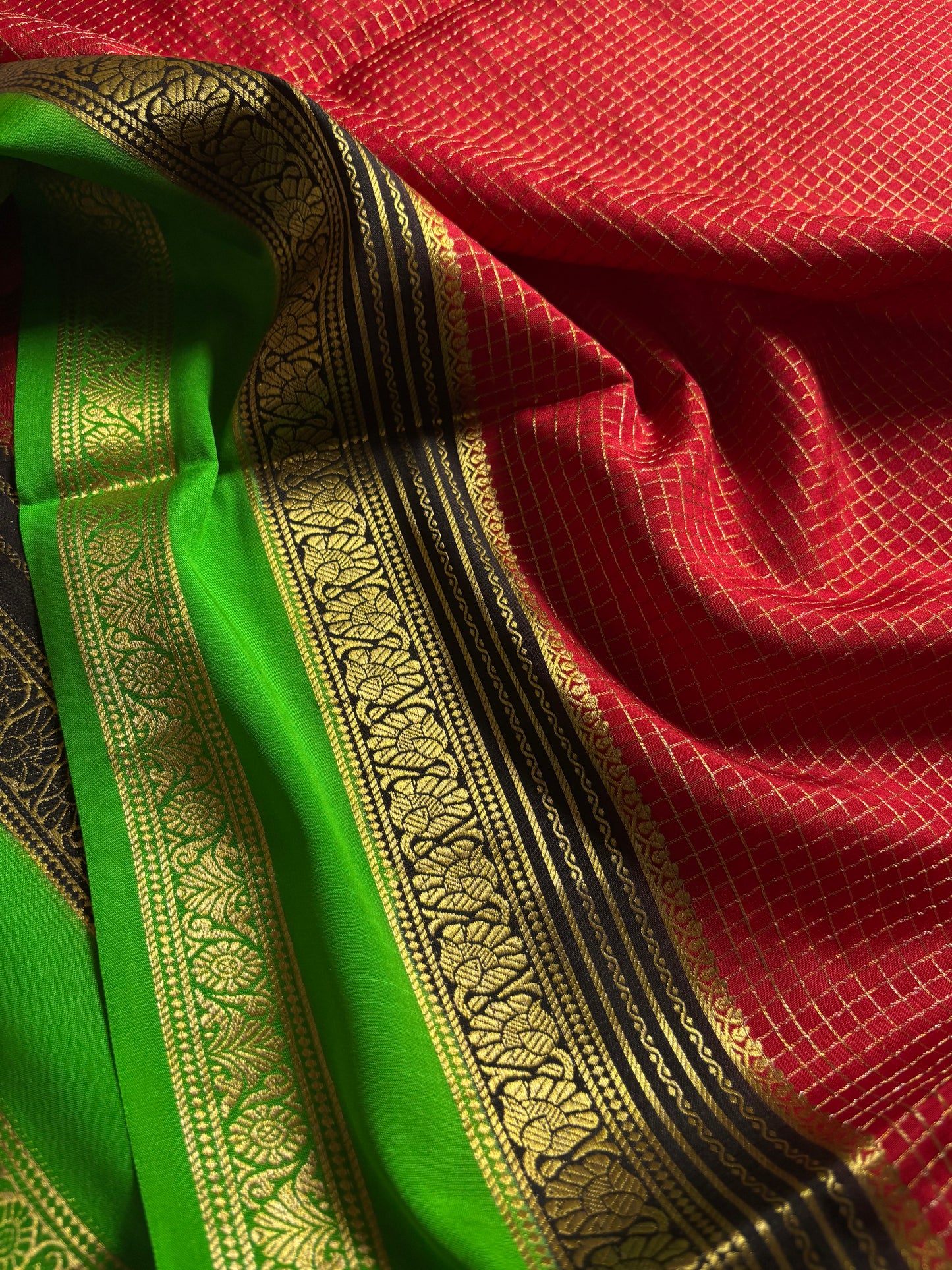 Gayatri (3D) : Red-black-green