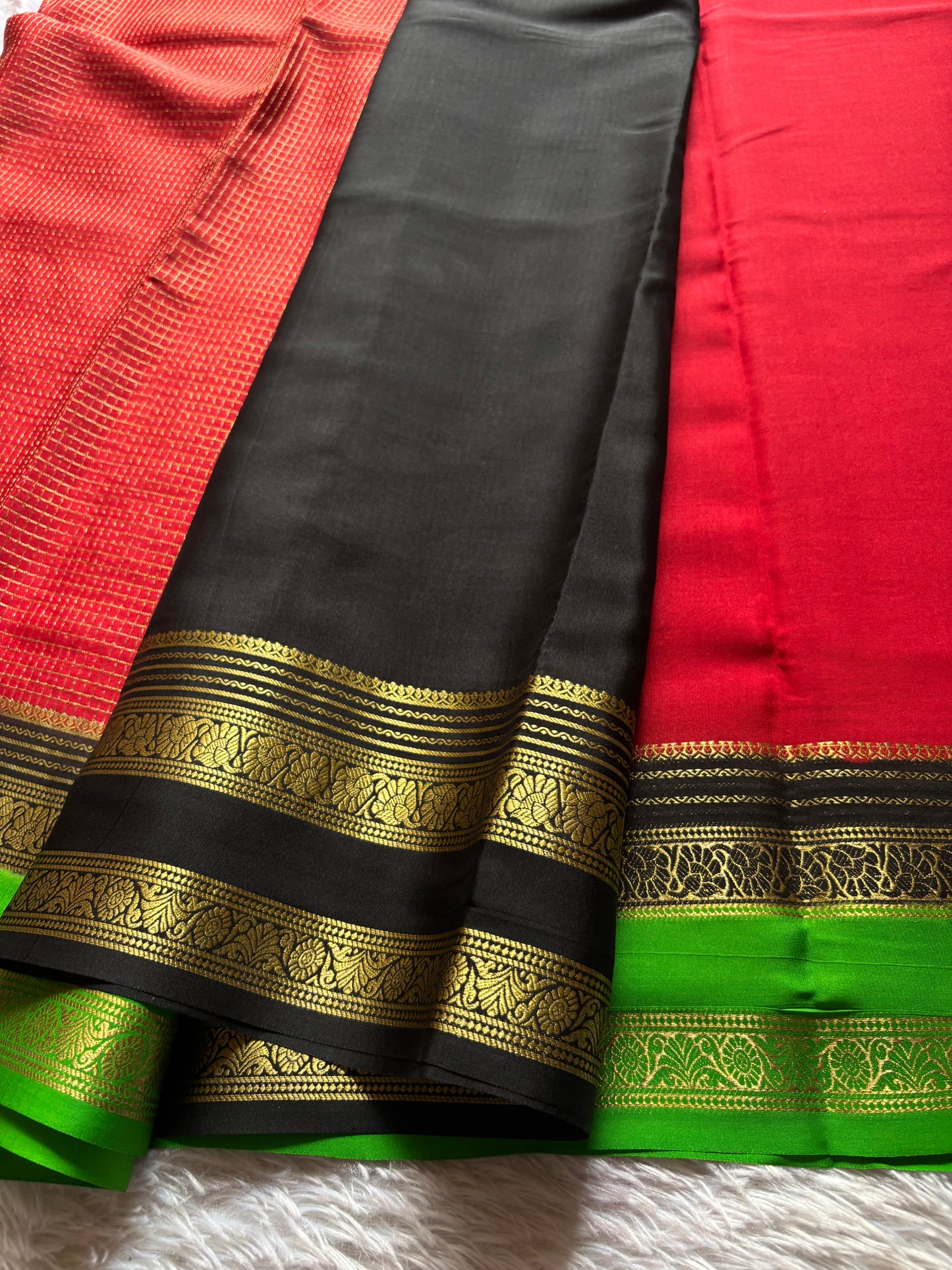 Gayatri (3D) : Red-black-green