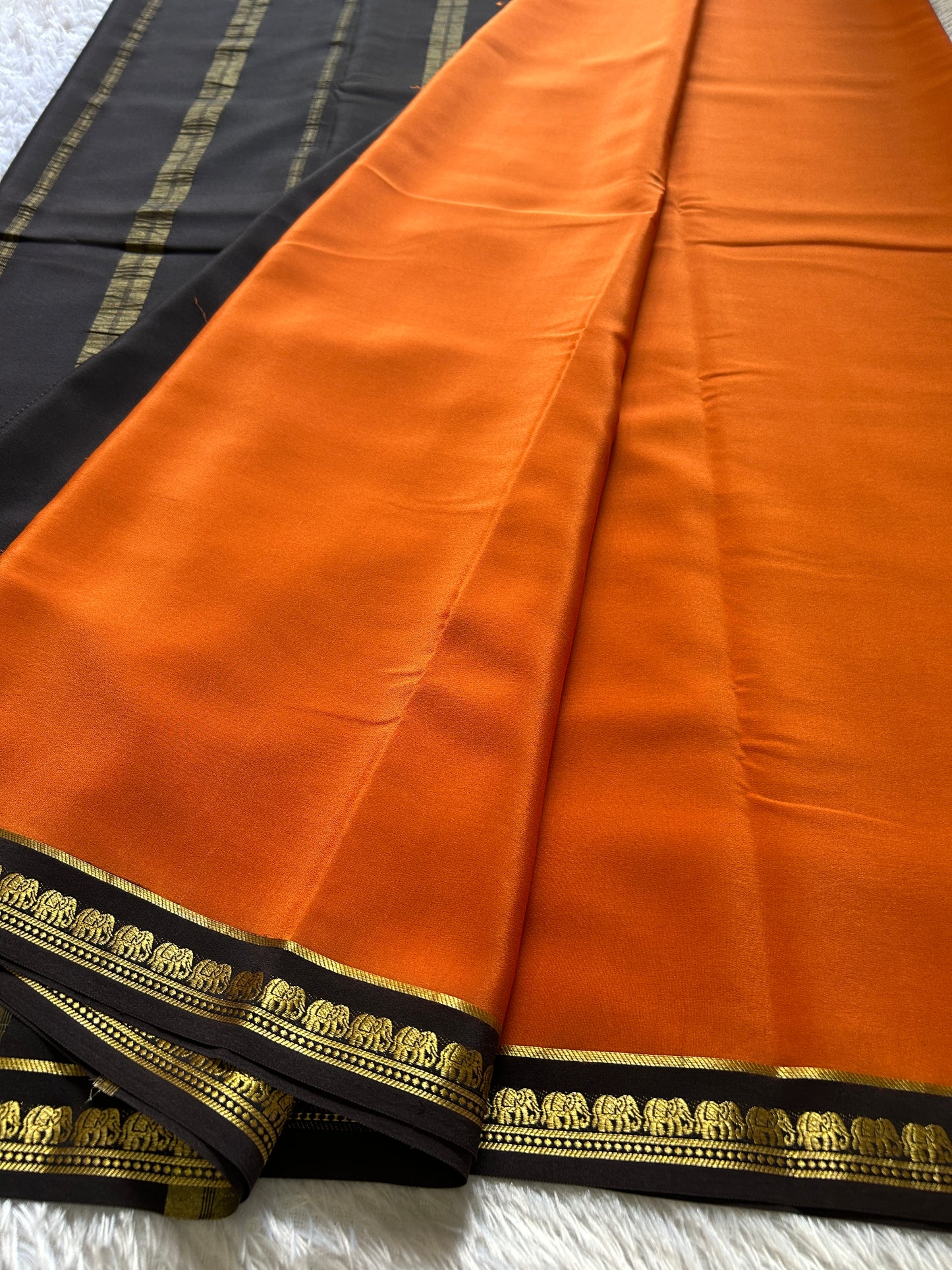 Gamani (2D) : Rust orange-black