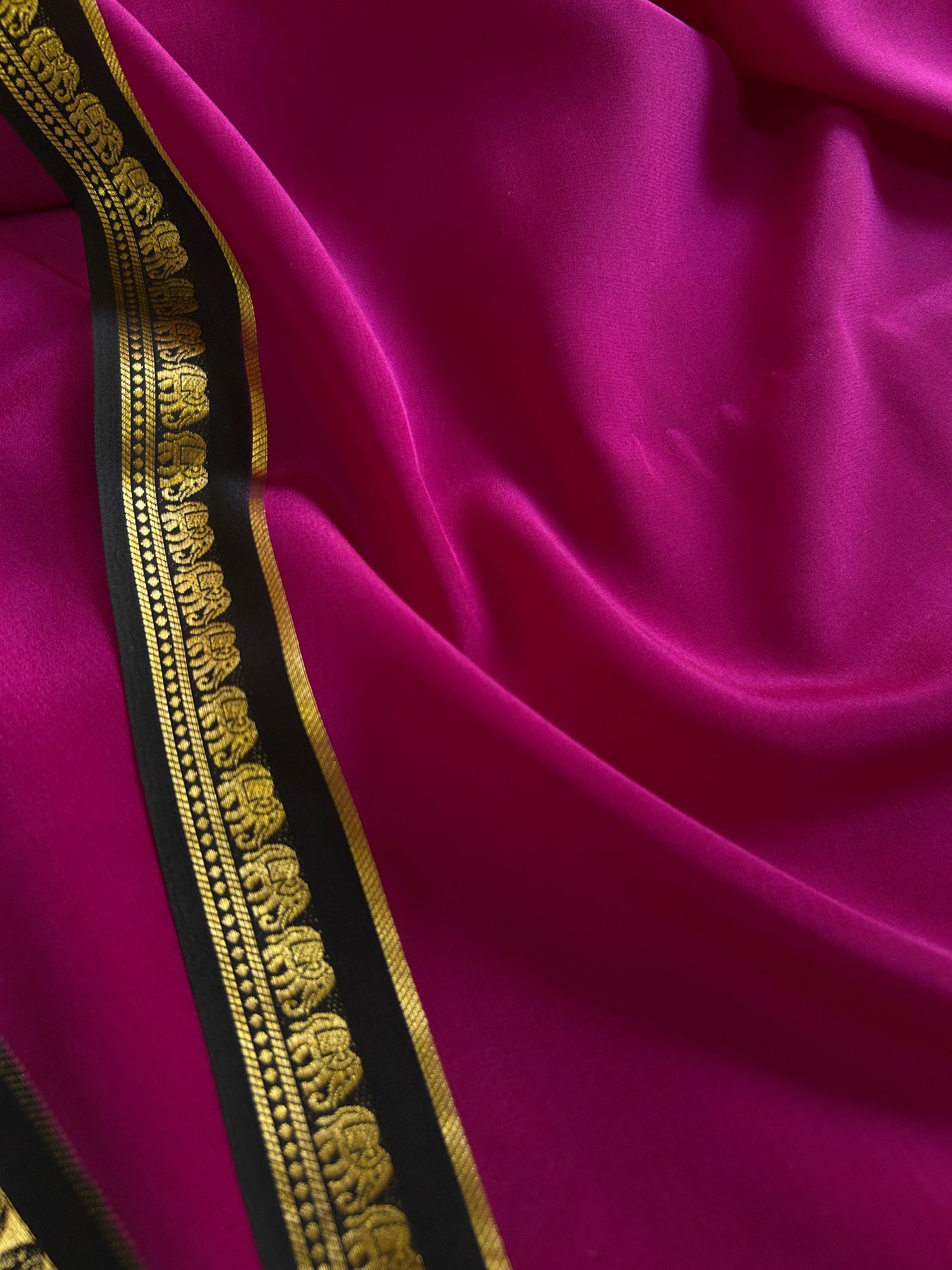 Gamani (2D) : Dark magenta-black