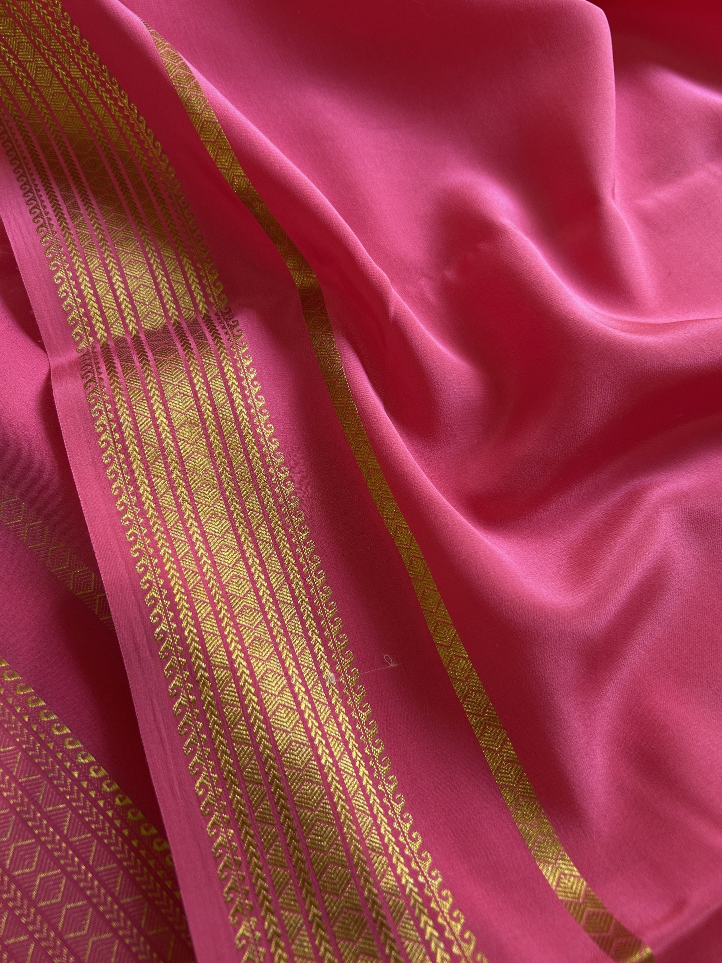 Vanaja : Solid Hot pink